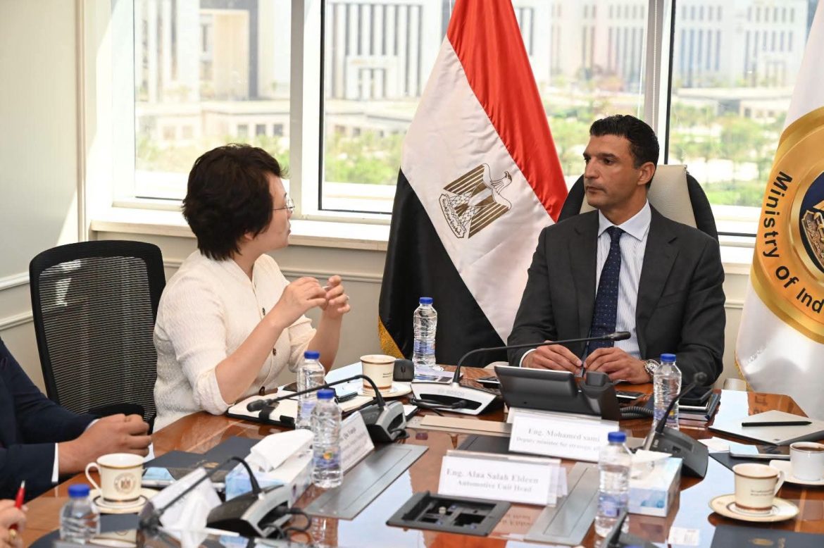 وزير الصناعة يبحث مع «جيانغسو تشانغهونغ» إقامة مجمع صناعي لتقديم حلول متكاملة لصناعة السيارات