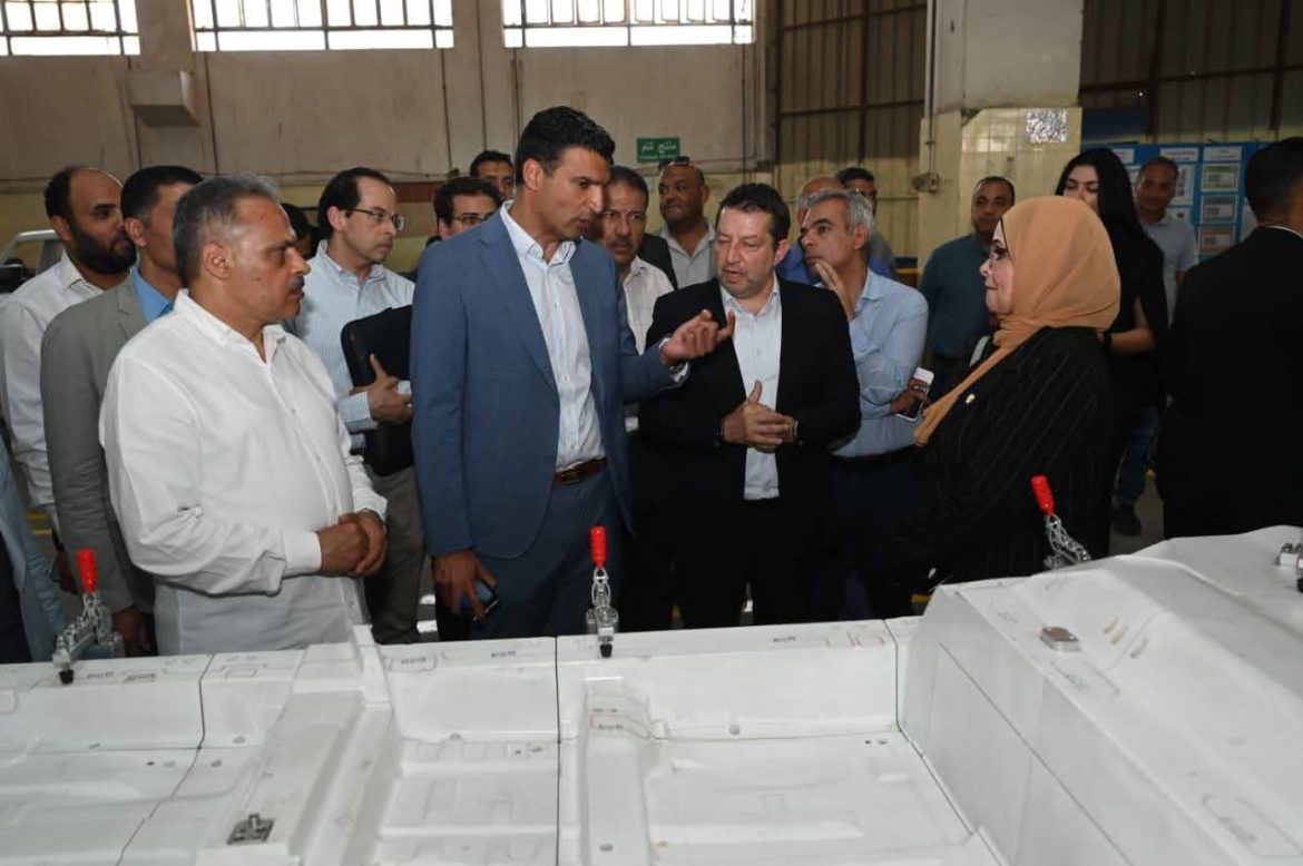 وزير الصناعة ومحافظ الشرقية يتفقدان 3 مصانع للصناعات الهندسية والكهربائية