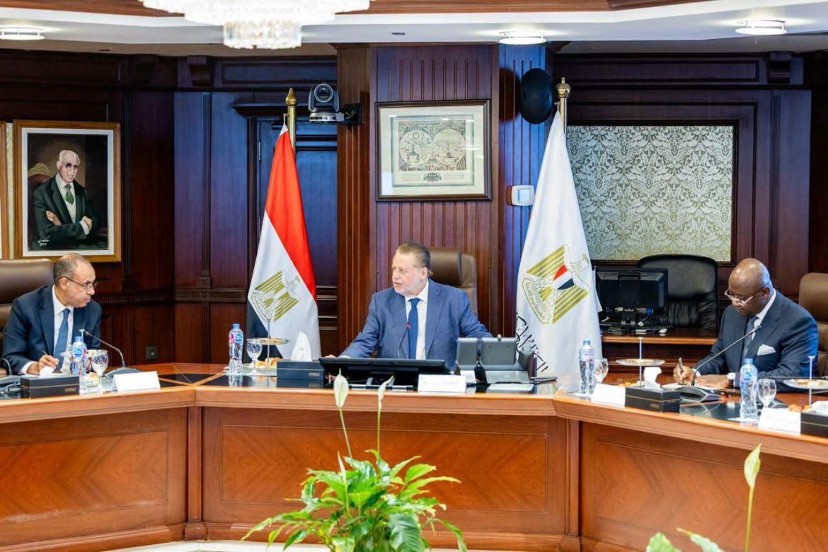 المركزي والخارجية يبحثان مع البنك الإفريقي توفير الأدوات التمويلية لدعم التجارة والاستثمار