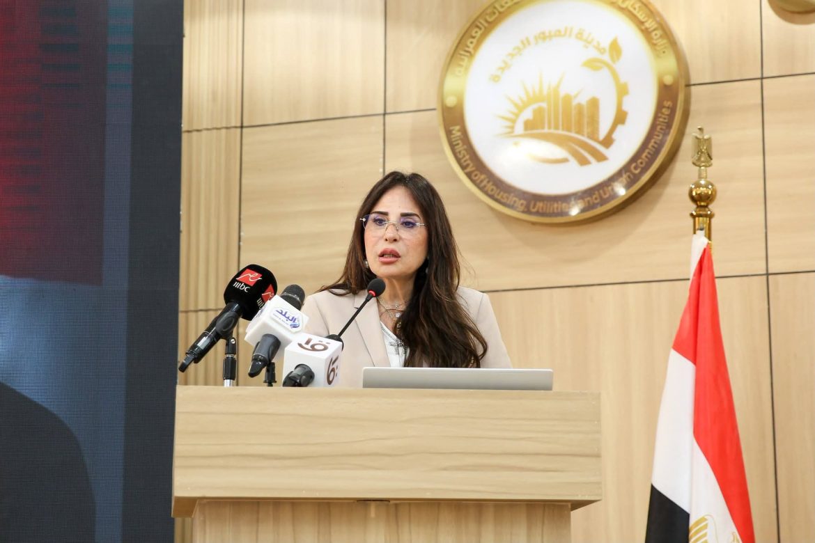 وزيرة الإسكان تسلم عقود تقنين أراضي العبور والشروق
