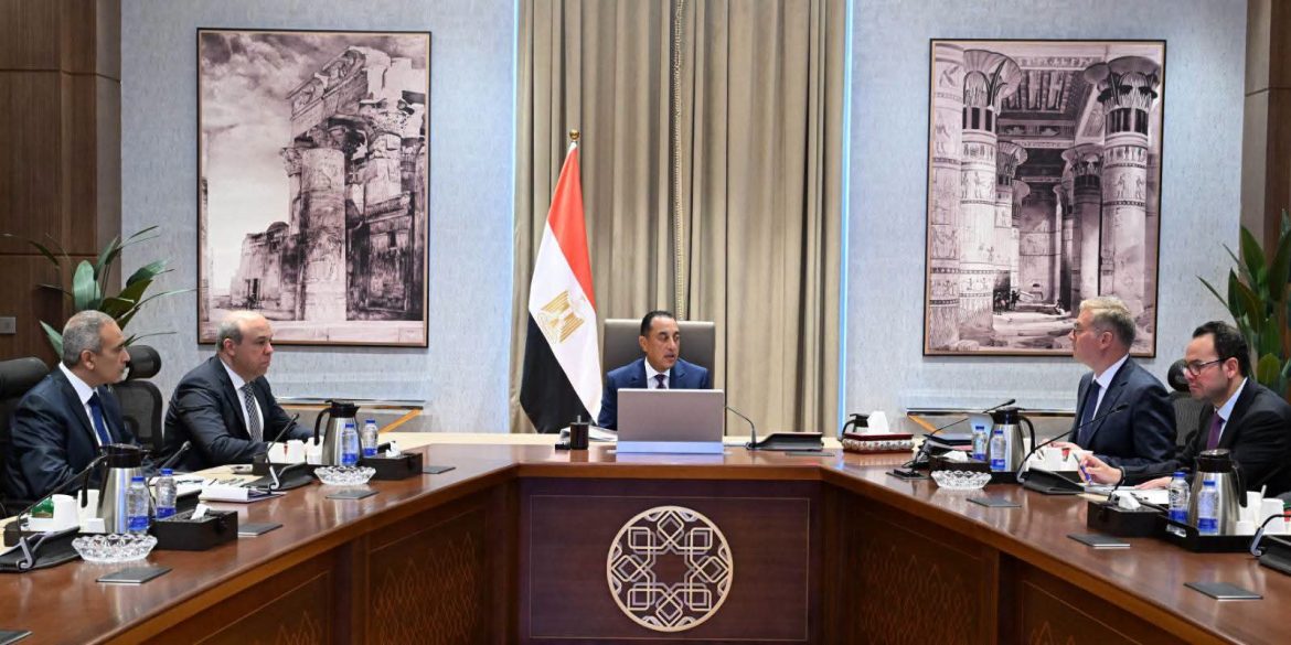 رئيس الوزراء يتابع خطة وقود الطيران الأخضر في مصر
