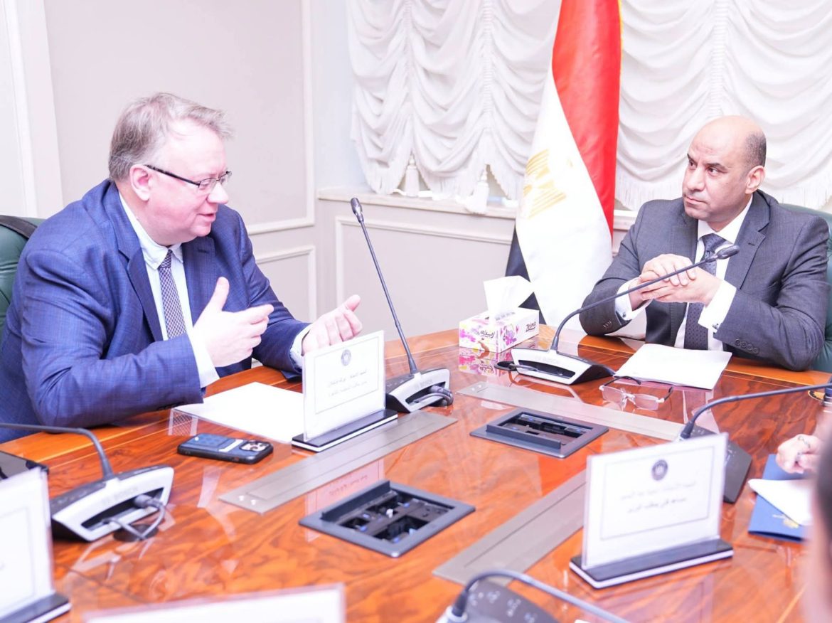 وزير العمل يبحث خارطة الطريق لقانون العمالة المنزلية