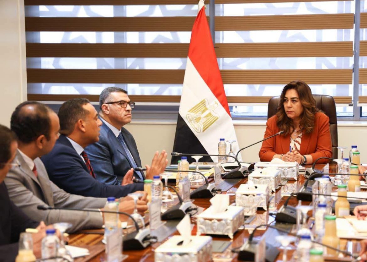 وزيرة التنمية المحلية تبحث خطة تحويل «قنا» إلى مركز اقتصادي وتنموي