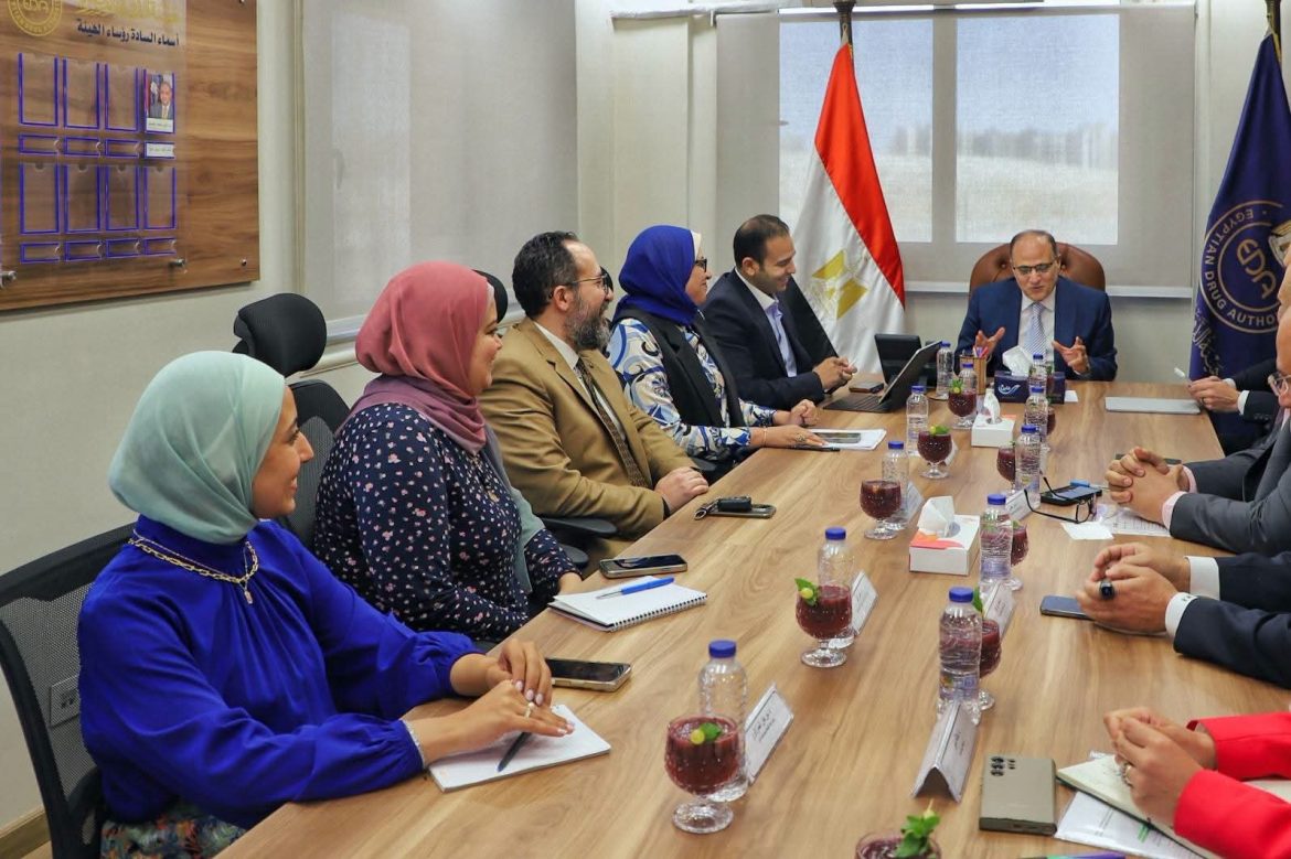 هيئة الدواء تبحث ملفات توطين المستحضرات الدوائية مع عدة شركات