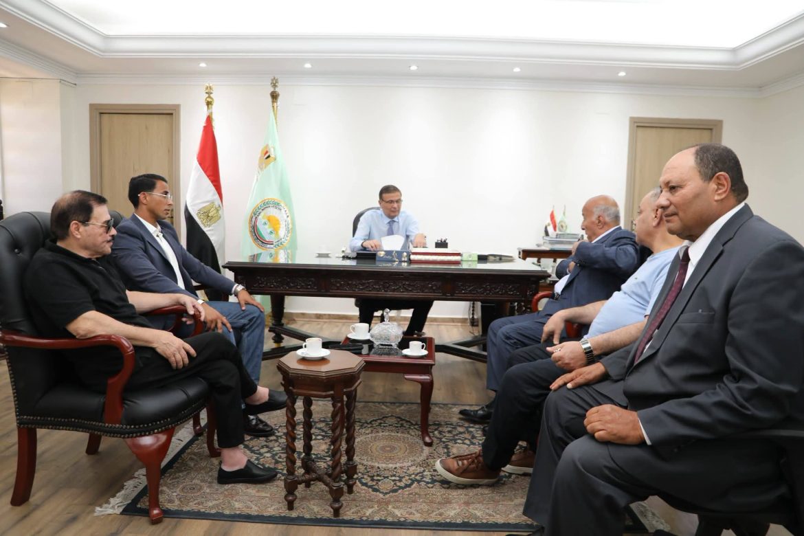 وزير الزراعة يبحث دعم صناعة الدواجن مع المنتجين