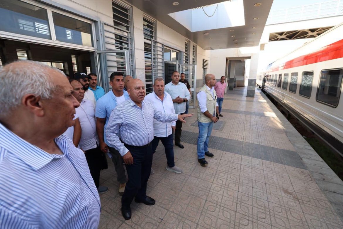 وزير النقل يتفقد محطات السكة الحديد والأتوبيسات بمطروح