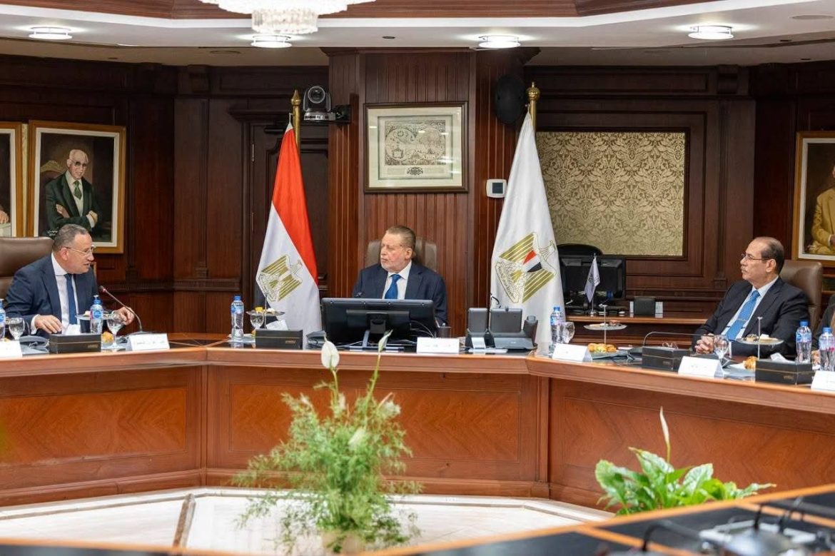 البنك المركزي والتعليم العالي يبحثان دعم الطلاب المتفوقين