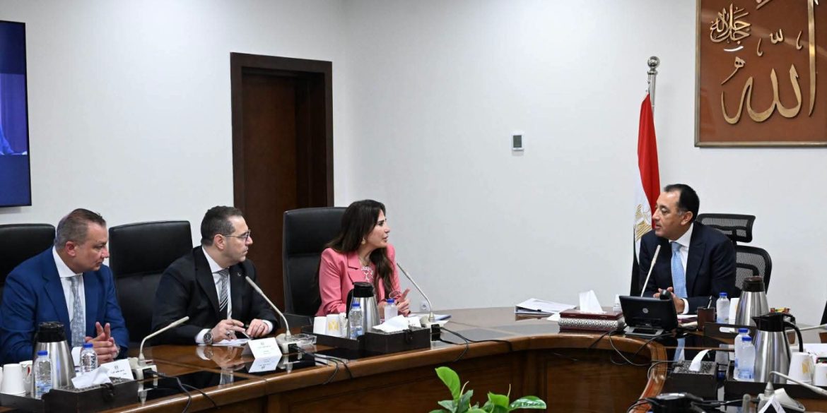 رئيس الوزراء يستعرض قانون اتحاد المطورين العقاريين لتعزيز ثقة المستثمرين