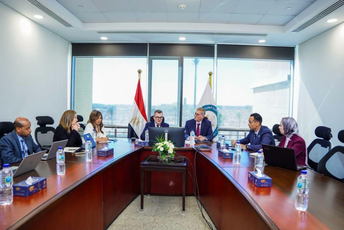 وزارتا التخطيط والبترول يبحثان زيادة إنتاج البترول والغاز ضمن خطة التنمية