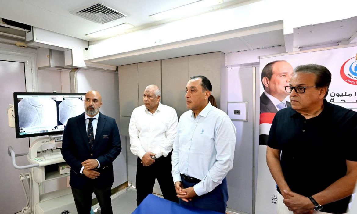 رئيس الوزراء يتفقد مستشفى رأس الحكمة قبل التشغيل الكامل