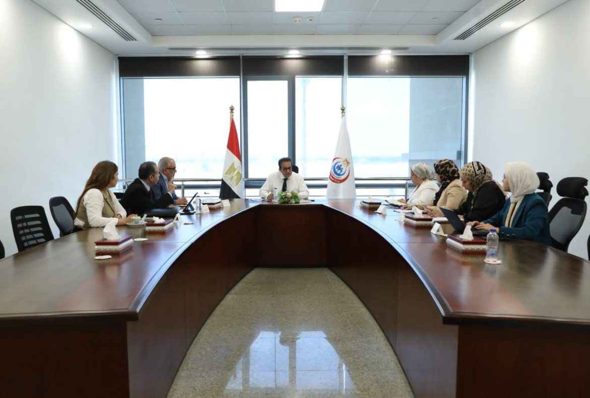 وزير الصحة يبحث تسعير جراحات الروبوت وتدريب الأطباء