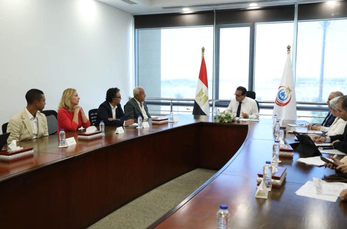وزير الصحة يبحث التوسع بجراحات استبدال المفاصل بتقنية الروبوت مع الأهلية هيلث كير