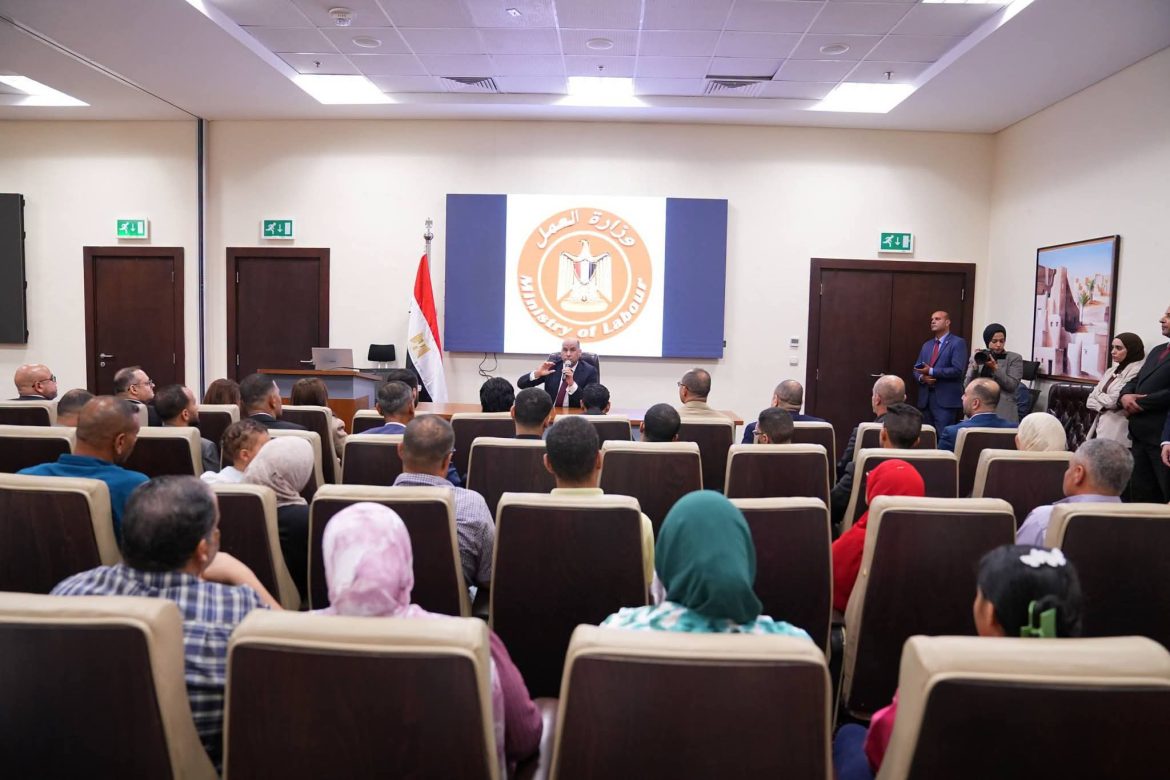 «وزارة العمل» توقع بروتوكولًا مع «فودافون» للتدريب والتوظيف