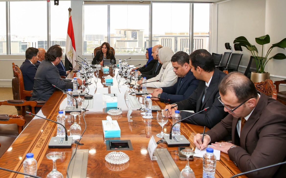 وزارة الإسكان تبحث جذب الشركات العالمية لحي المال والأعمال