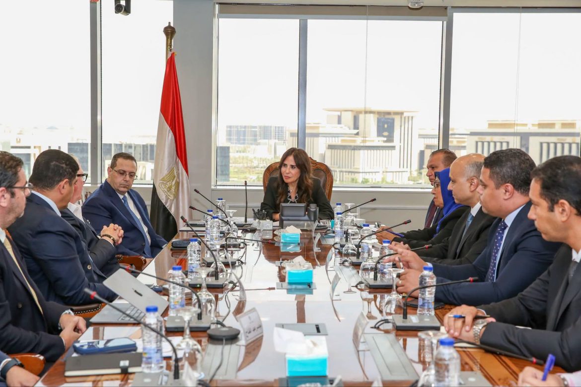 وزيرة الإسكان تبحث تنفيذ «برج فوربس العالمي» في مصر
