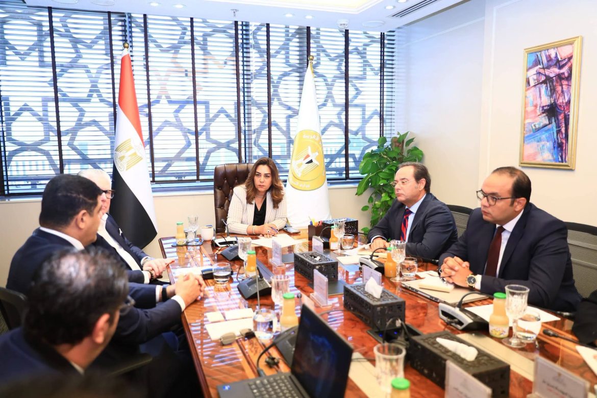 «وزيرة البيئة» تبحث مع «فوربس» مستقبل البرج العالمي بالعاصمة