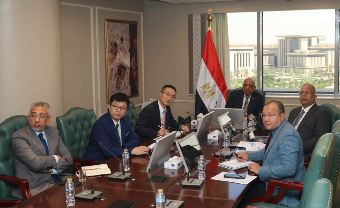مصر وهواوي تبحثان تصنيع بطاريات تخزين الكهرباء محليًا