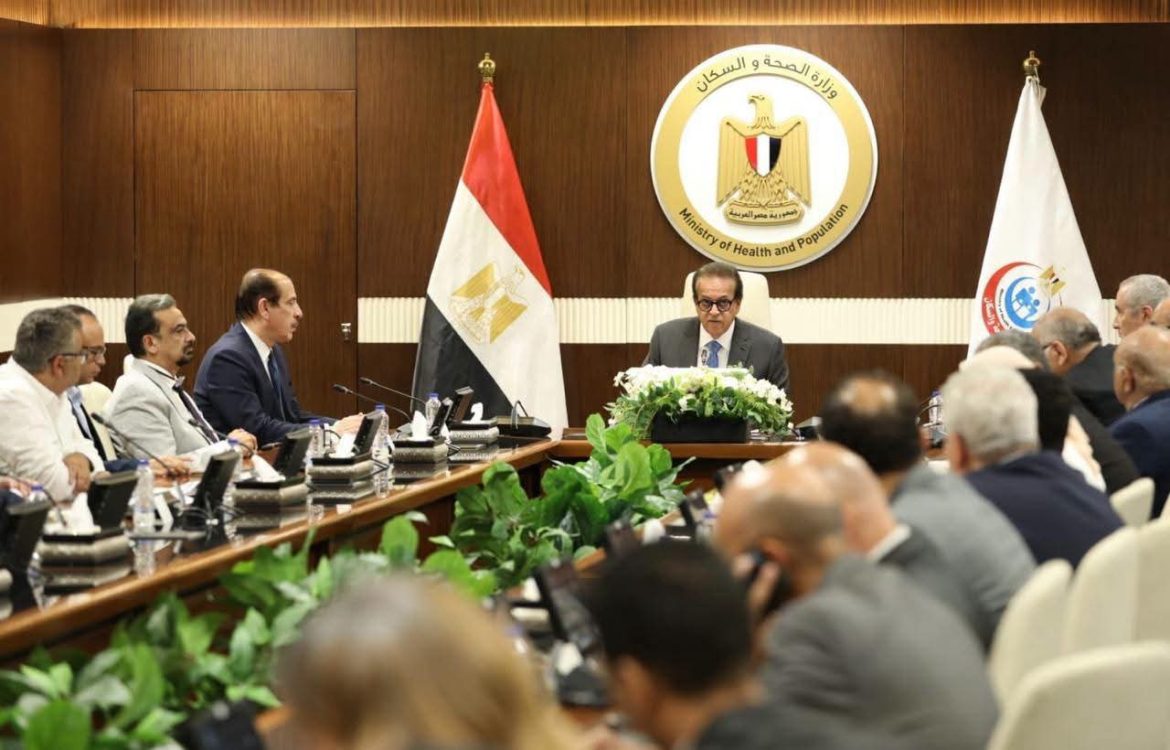 وزير الصحة يحسم خطة تطوير المنشآت الصحية وتوزيع الأطقم الطبية