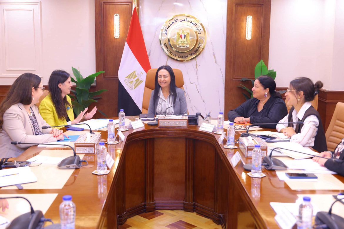 «وزارة التضامن» تفتح ملفات الطفولة وكبار السن مع «اليونيسف»