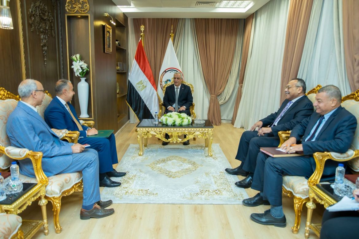 وزير الإنتاج الحربي يبحث فرص التوسع في أوغندا