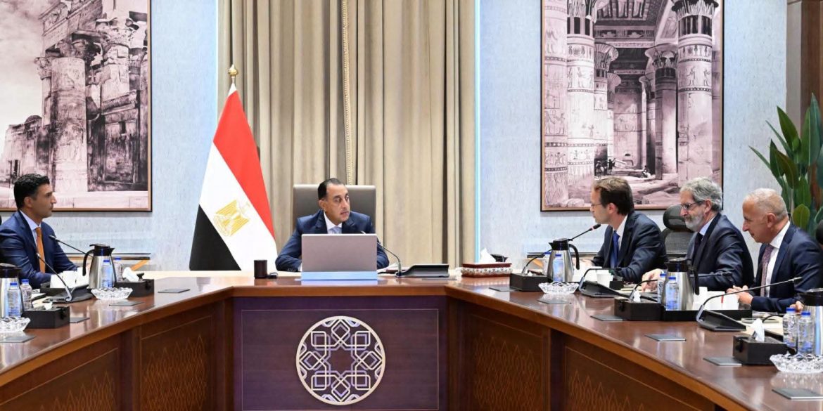 رئيس الوزراء يبحث مع جونفاري استثمارات في السيارات والطاقة