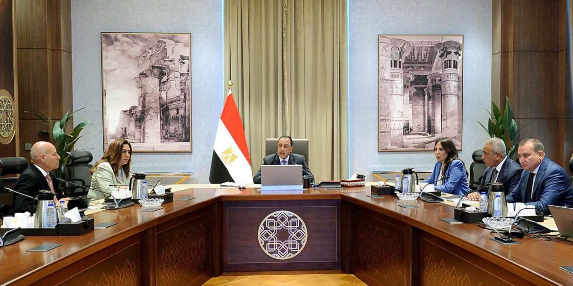 رئيس الوزراء يكلف بتشجير الطريق الدائري وتحويل الأراضي الفضاء إلى حدائق