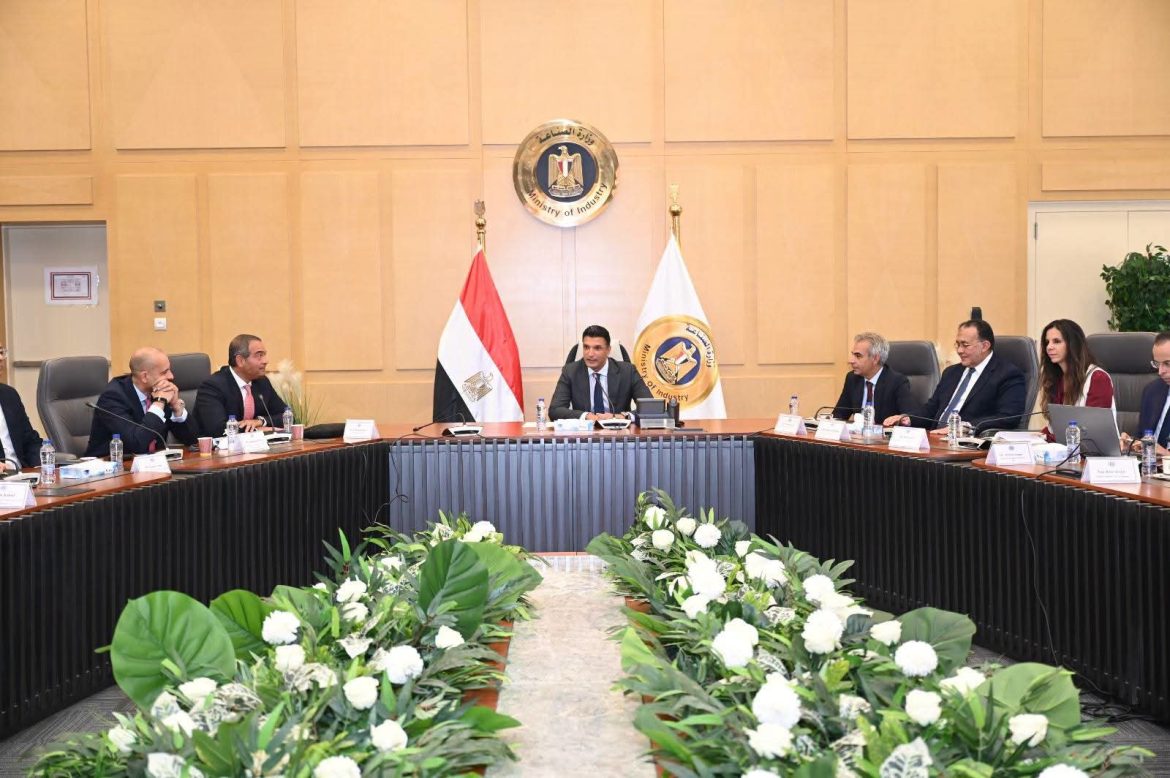 وزارة الصناعة تبحث تمويل المصانع المتعثرة وصغار المصنعين