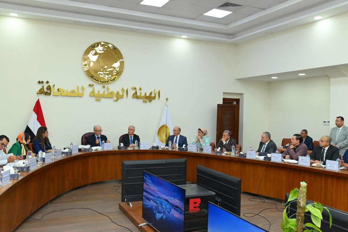 نائب رئيس الوزراء يتابع خطة تطوير الصحف القومية