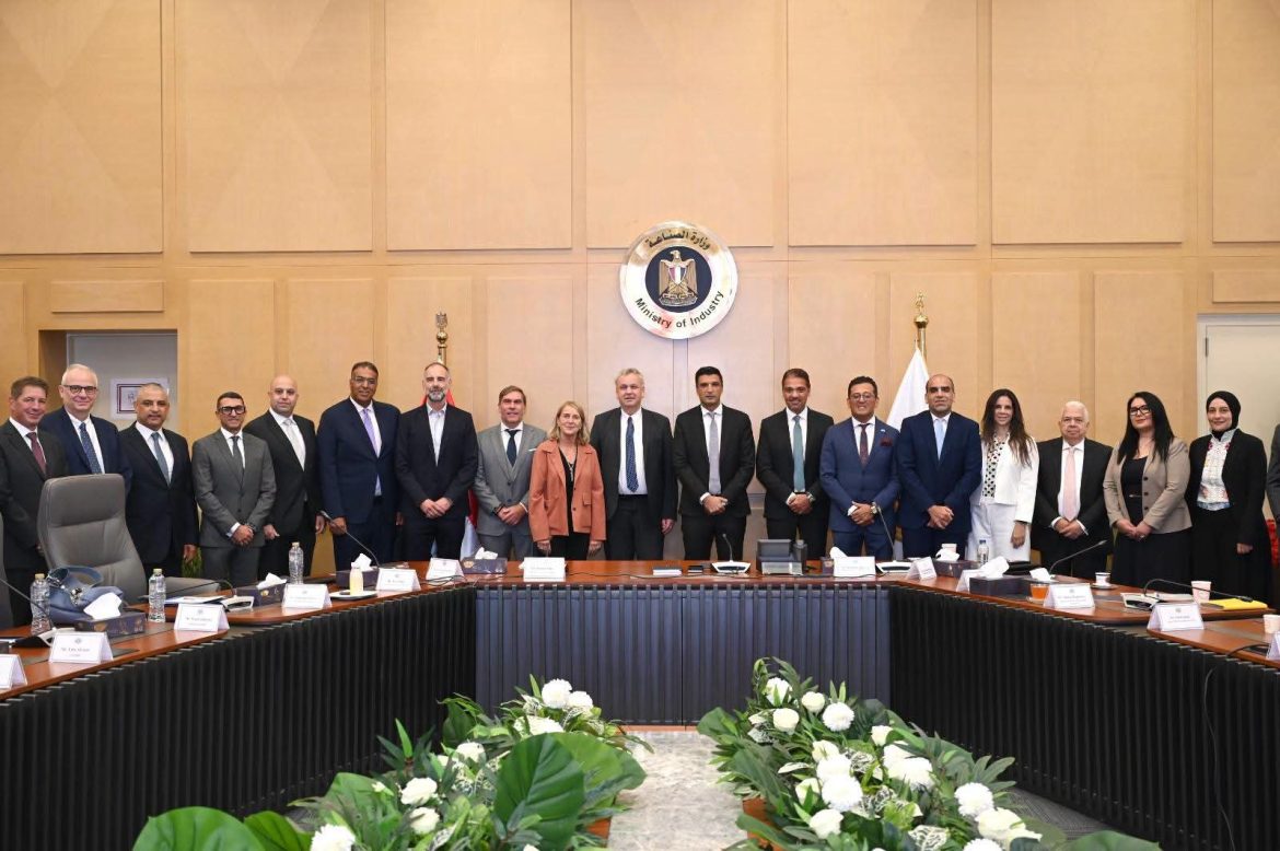 وزارة الصناعة تبحث توسعات 11 شركة ألمانية في مصر