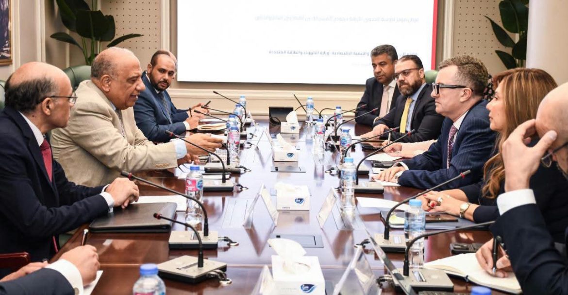 وزارتا الكهرباء والتخطيط تبحثان استثمارات جديدة في تحلية المياه