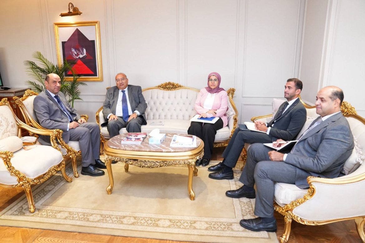 «العمل» و«مكافحة الهجرة» تبحثان توفير فرص تشغيل آمنة للشباب