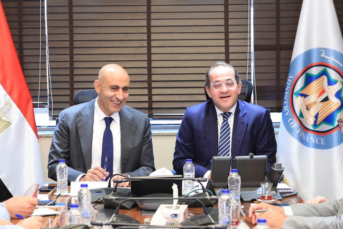 «المالية والتعليم» تبحثان آليات زيادة مرتبات المعلمين