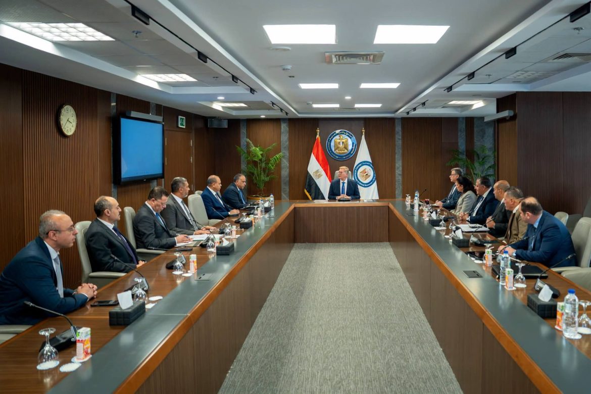 وزير البترول يبحث خطط زيادة الإنتاج وتأمين السوق