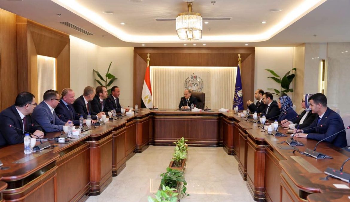 سانوفي وإيست فارما توقعان شراكة استراتيجية لتعزيز التصنيع الدوائي بمصر