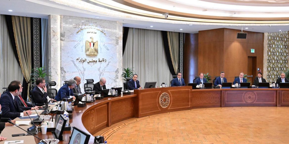 رئيس الوزراء يوجه بضرورة زيادة المخزون الآمن من السلع الغذائية والمنتجات البترولية