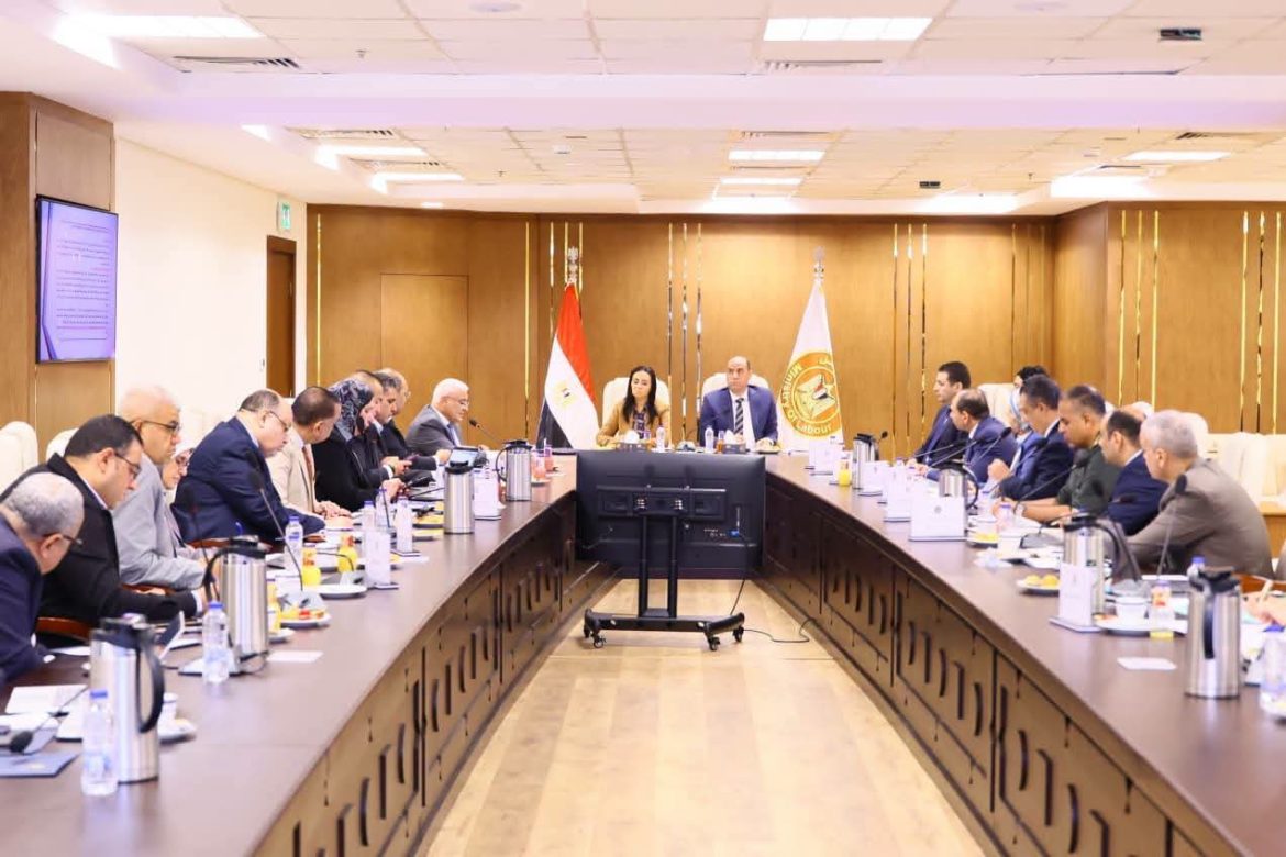 وزارتا العمل والتضامن تبحثان حوافز تأمينية جديدة للعمالة غير المنتظمة