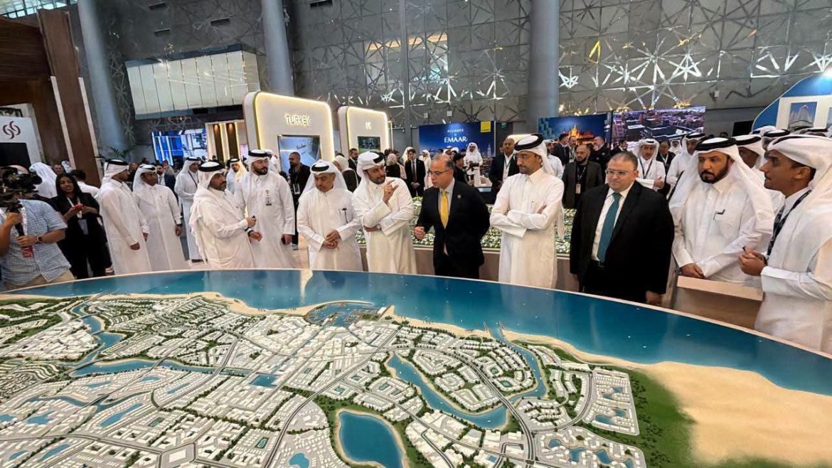 مصر وقطر تبحثان تعزيز الاستثمارات العقارية والسياحية